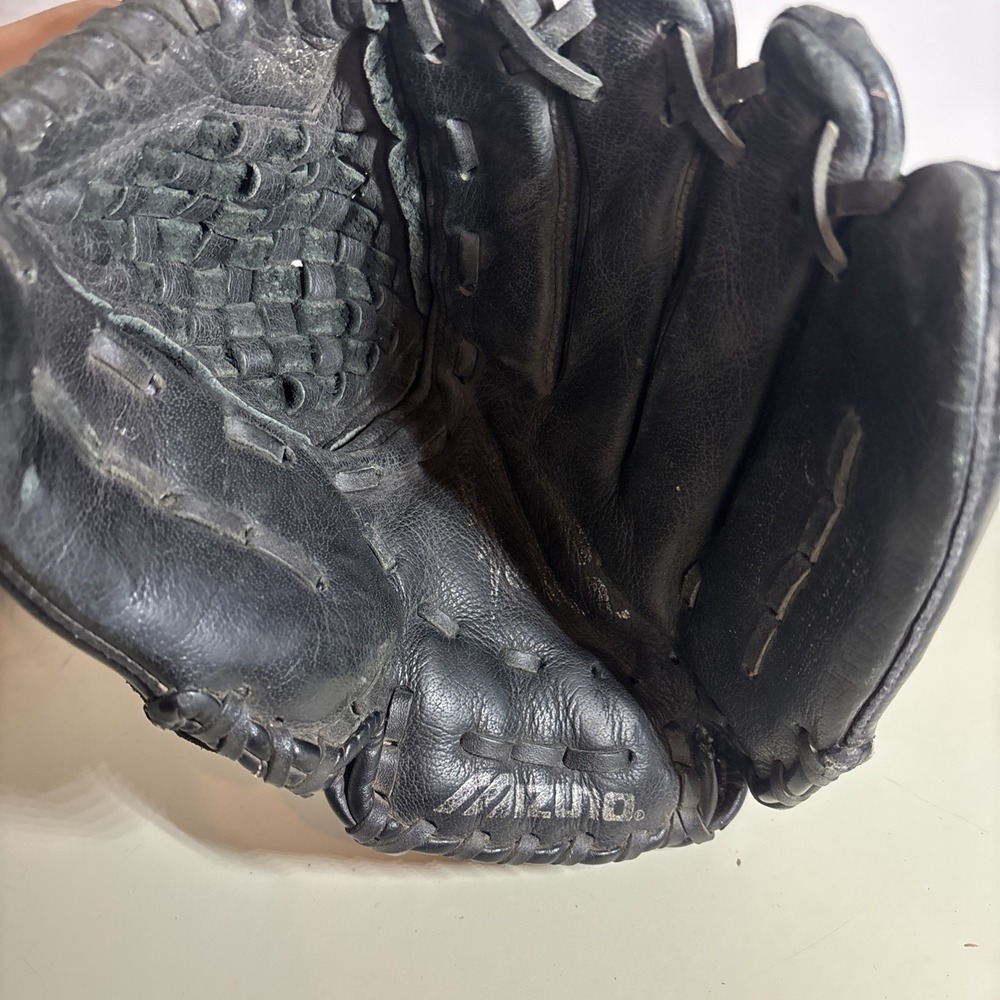 Mizuno Baseball Glove Black Leather Right Hand Throw Basket Web Adjustable Strap